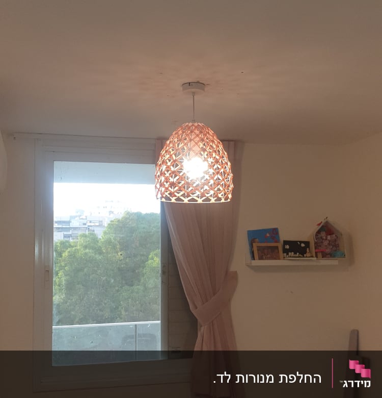 מנורה תלויה עם אהיל דקורטיבי על תקרה